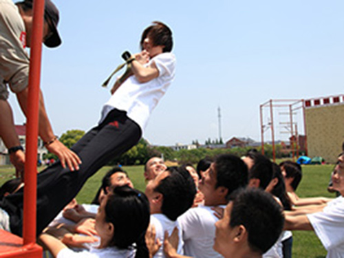 信任背摔